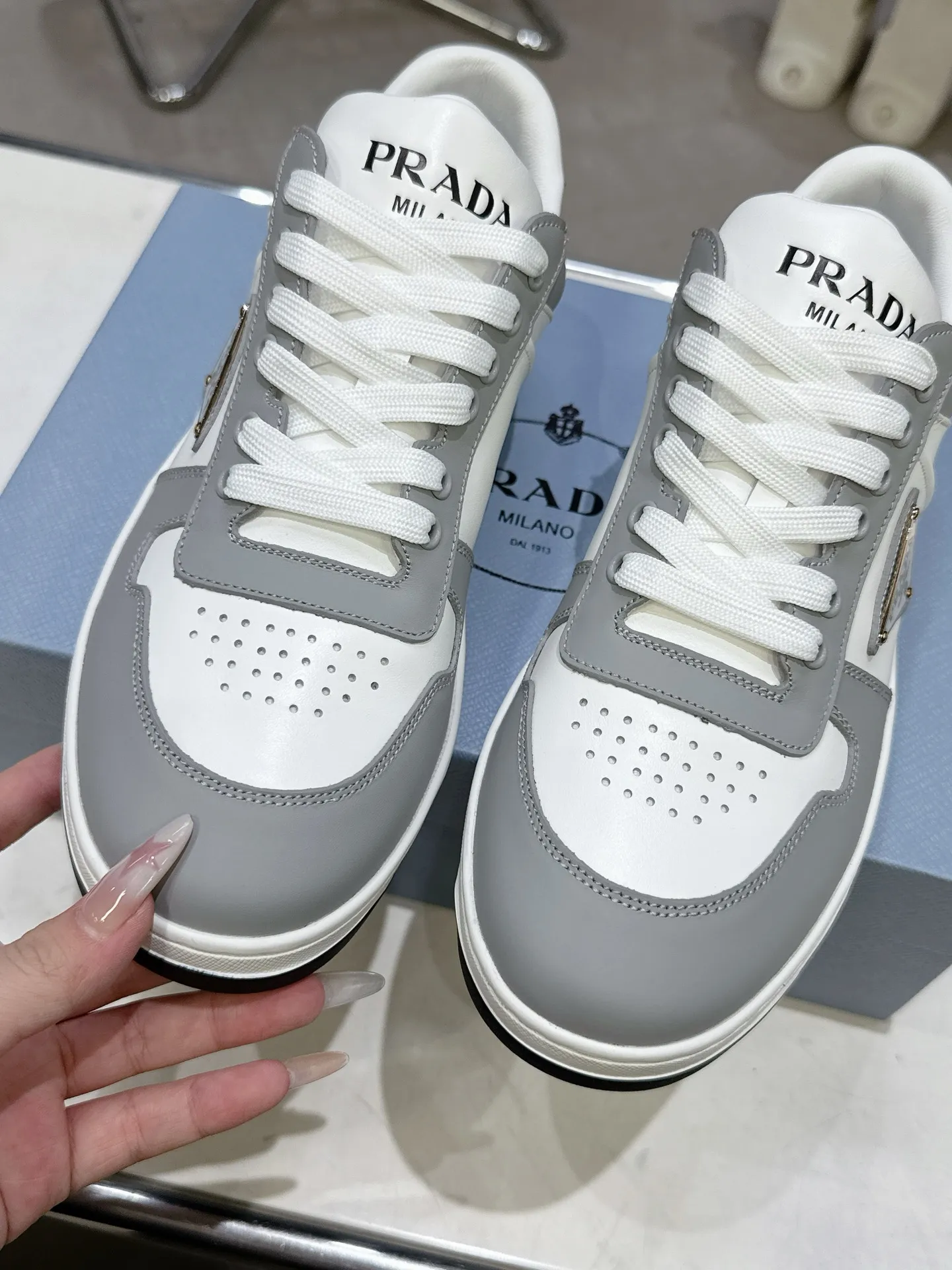 👟👟Ex-factory price 580👟👟 Couple style Prada Latest Downtown Bold series Triangle logo Casual sneakers White shoes Original purchase, development and production Downtown Bold sneakers are inspired by the basketball shoes of the 1980s, with a sporty design and exquisite details. Crafted from perforated leather, the statement platform sole provides a unique, modern style. The Prada logo is interpreted from different angles, decorated with the iconic enameled triangular metal logo, highlighting the unique classic style. Exquisite packaging at the delivery counter🛍📦 ▪️Fabric: Original custom imported first-layer cowhide ▪️Lining: Original imported soft sheepskin ▪️Outsole: Original open-molded rubber bottom material ▪️Size: Women's 35-40 Men's 39-45